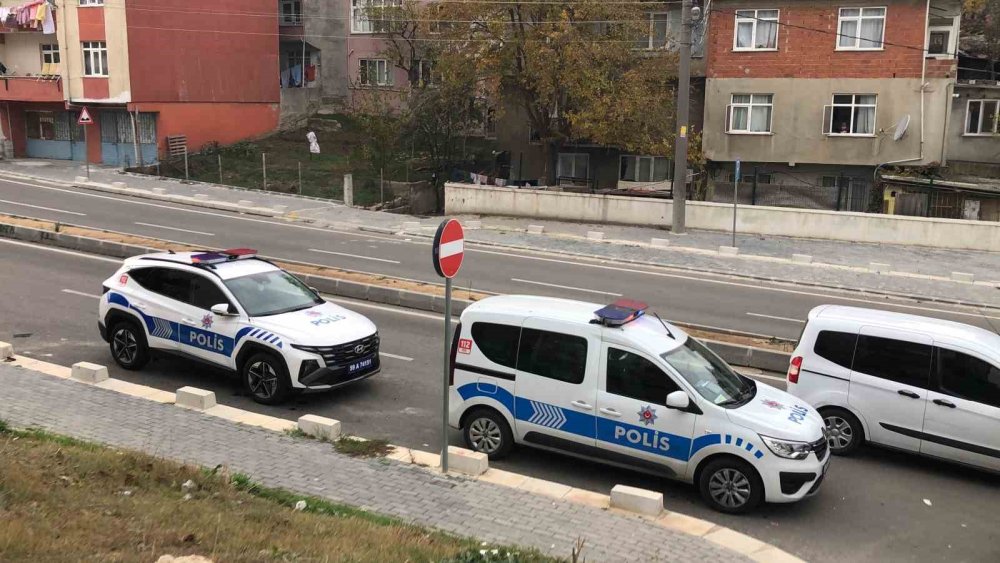 Bıçak çeken oğlunu gözünü kırpmadan vurdu