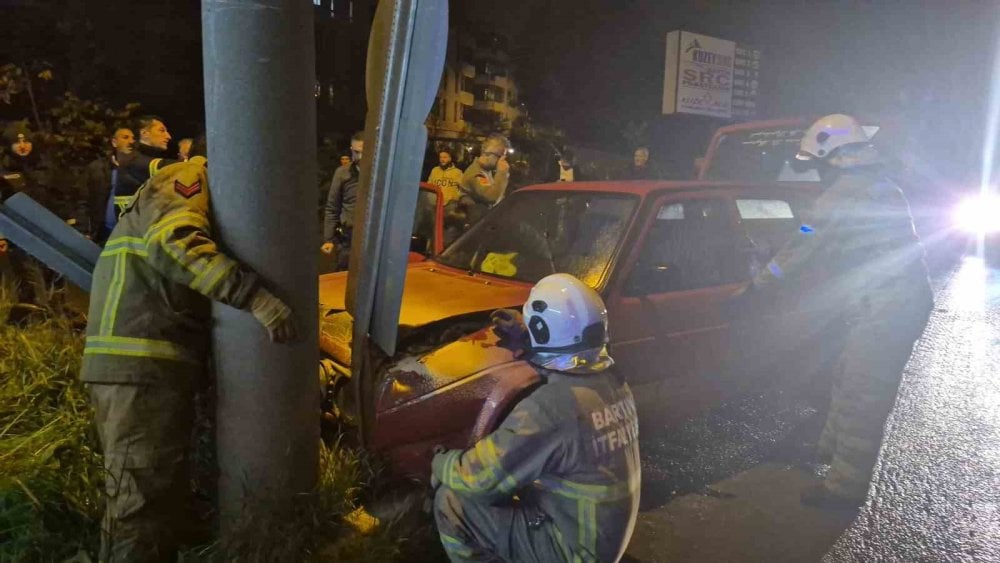 Gazetecilerin dikkati faciaya engel oldu: Kaza yapan araçtan çıkan dumanlar paniğe sebep oldu