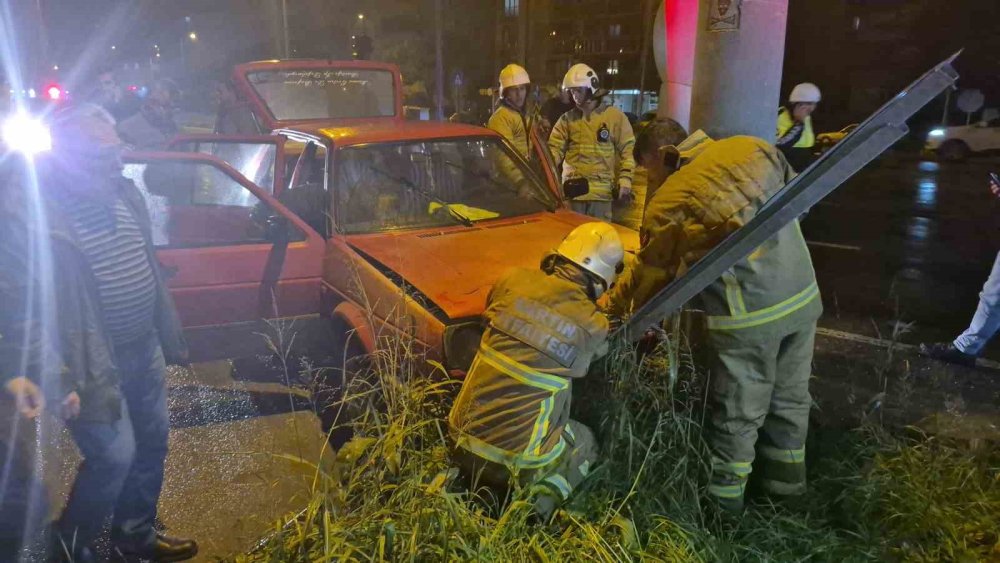 Gazetecilerin dikkati faciaya engel oldu: Kaza yapan araçtan çıkan dumanlar paniğe sebep oldu