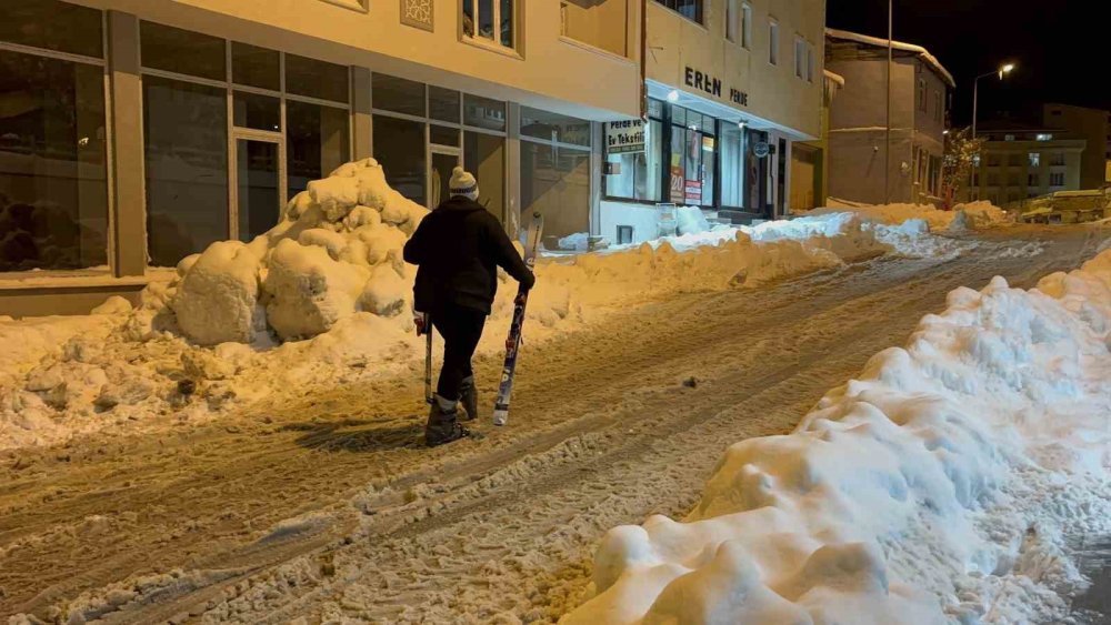 Kayak tutkunu Bayburtlu vatandaş caddede kaydı