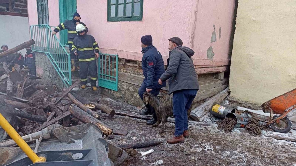 Küle dönen evdeki baba ve oğlu aranıyor