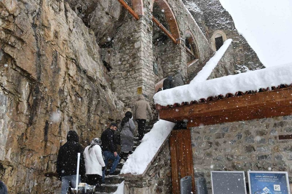 Sümela Manastırı beyaz örtüyle kaplandı