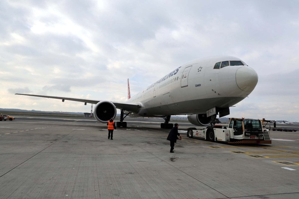 THY'nin Sidney uçuşları başladı. Avustralya Başkonsolosu uçağın arkasında su döktü