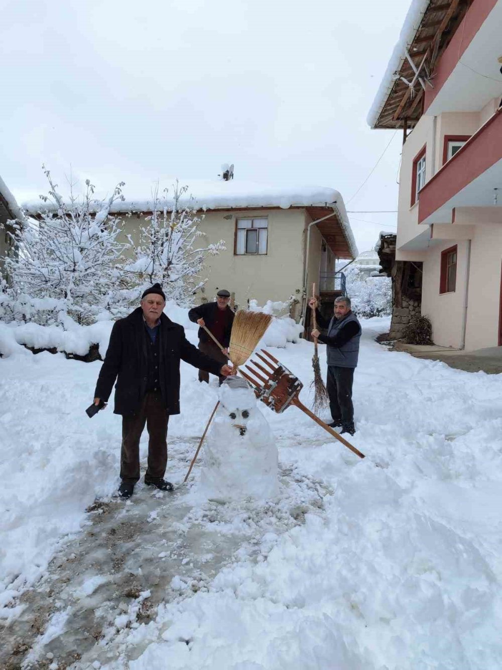 Tokat’ta kar yağışını halayla kutladılar