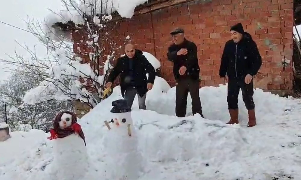 Tokat’ta kar yağışını halayla kutladılar