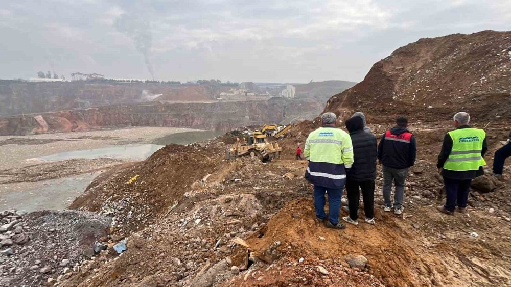 Toprak kaydı: Kamyon ve kepçeler sürüklendi