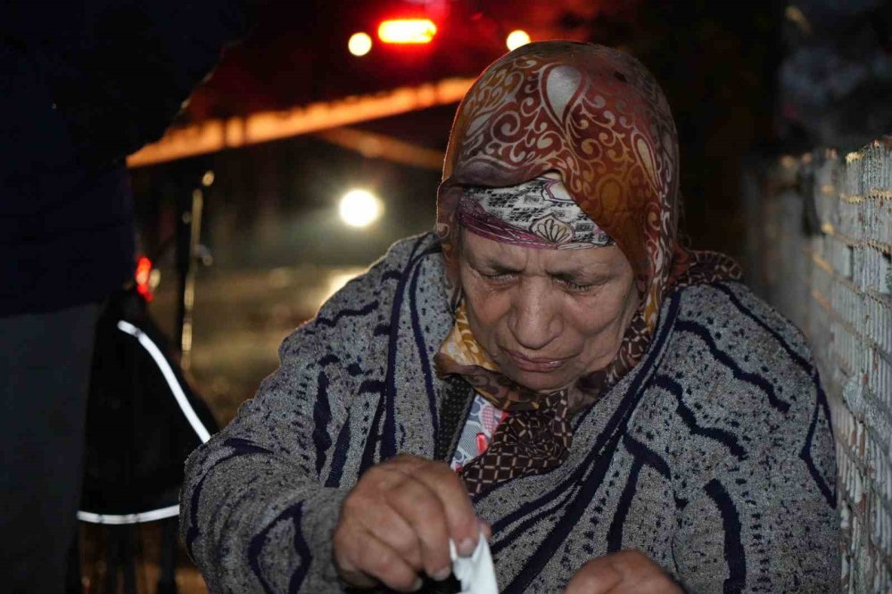 Yangın yaşlı kadını uykuda yakaladı