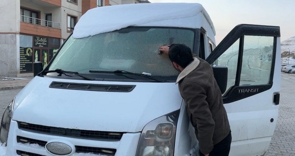 Yüksekova buz kesti: Araçlar dondu, buz sarkıtları yarım metreye vardı