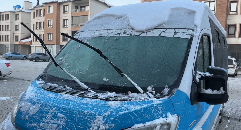 Yüksekova buz kesti: Araçlar dondu, buz sarkıtları yarım metreye vardı