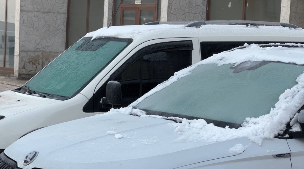 Yüksekova buz kesti: Araçlar dondu, buz sarkıtları yarım metreye vardı