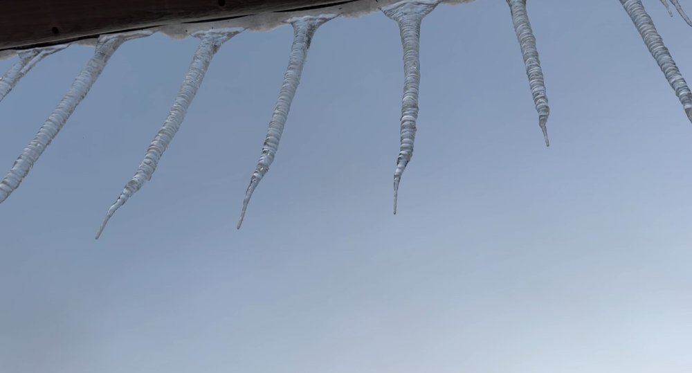 Yüksekova buz kesti: Araçlar dondu, buz sarkıtları yarım metreye vardı