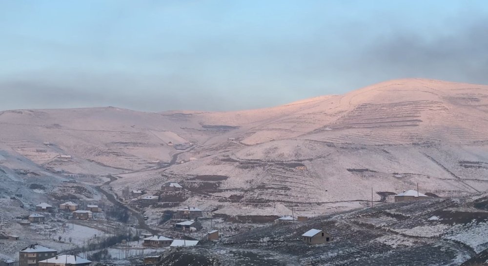 Yüksekova buz kesti: Araçlar dondu, buz sarkıtları yarım metreye vardı