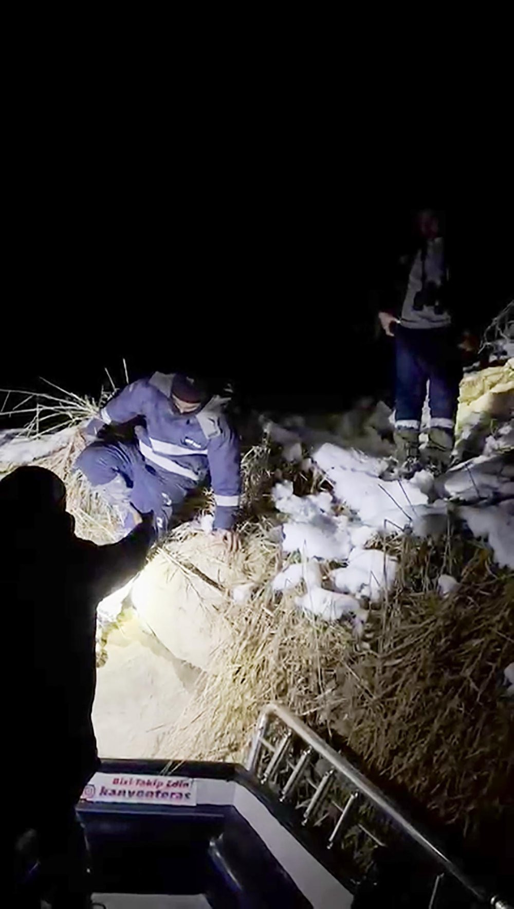 Erzincan’da tipi nedeniyle kanyonda mahsur kalan elektrik ekipleri kurtarıldılar