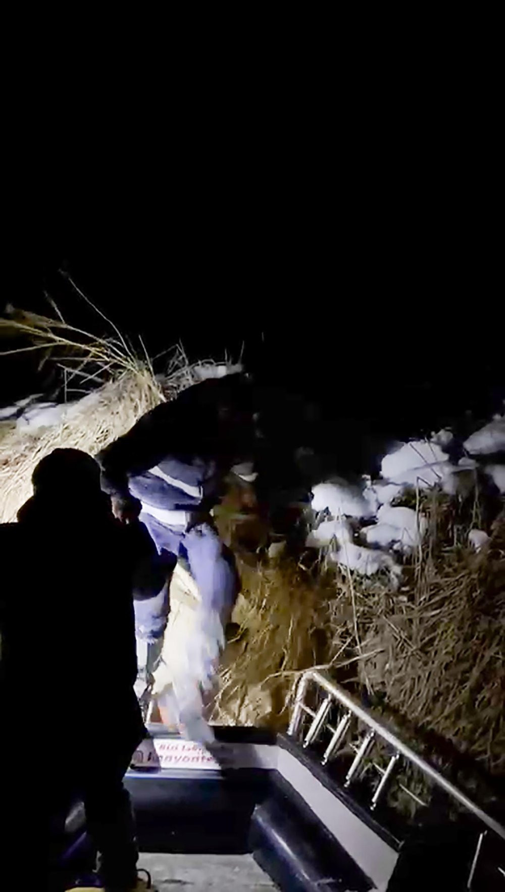 Erzincan’da tipi nedeniyle kanyonda mahsur kalan elektrik ekipleri kurtarıldılar