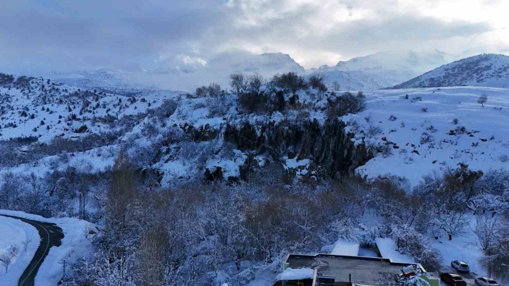 Girlevik Şelalesi dondu! Görenler hayran kaldı