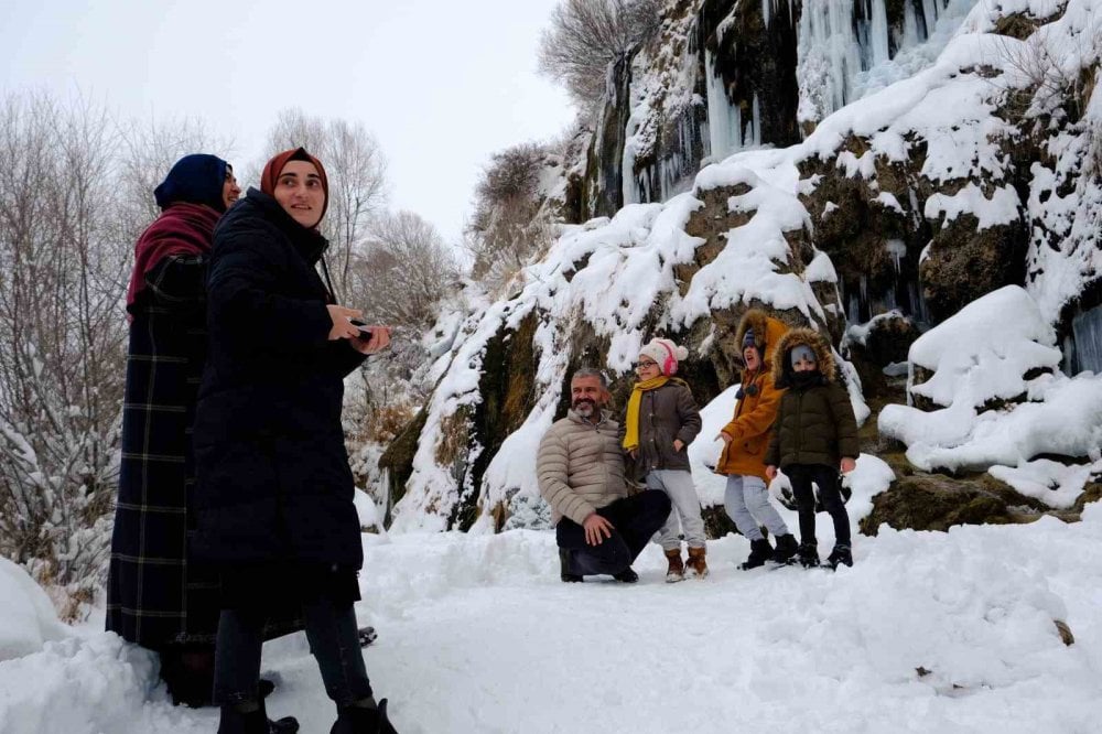 Girlevik Şelalesi dondu! Görenler hayran kaldı