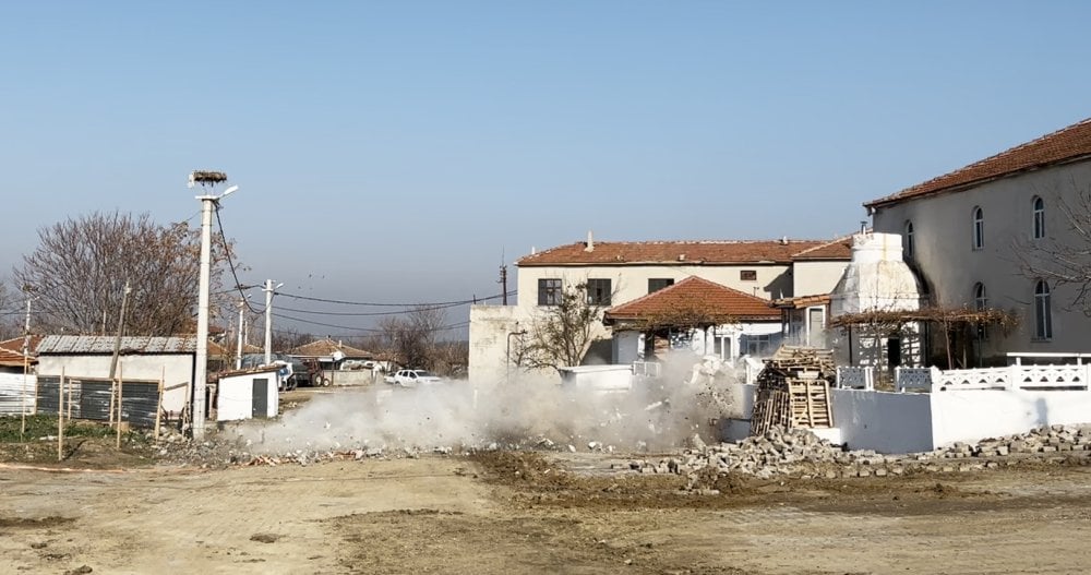 Keşan’da hasar gören minare kontrollü yıkıldı