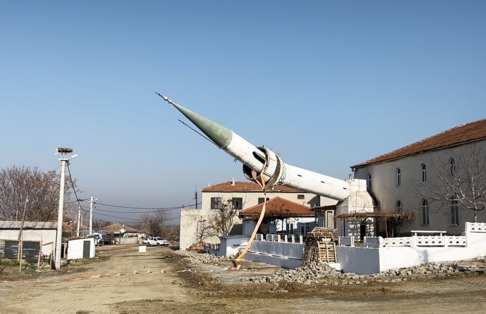 Keşan’da hasar gören minare kontrollü yıkıldı