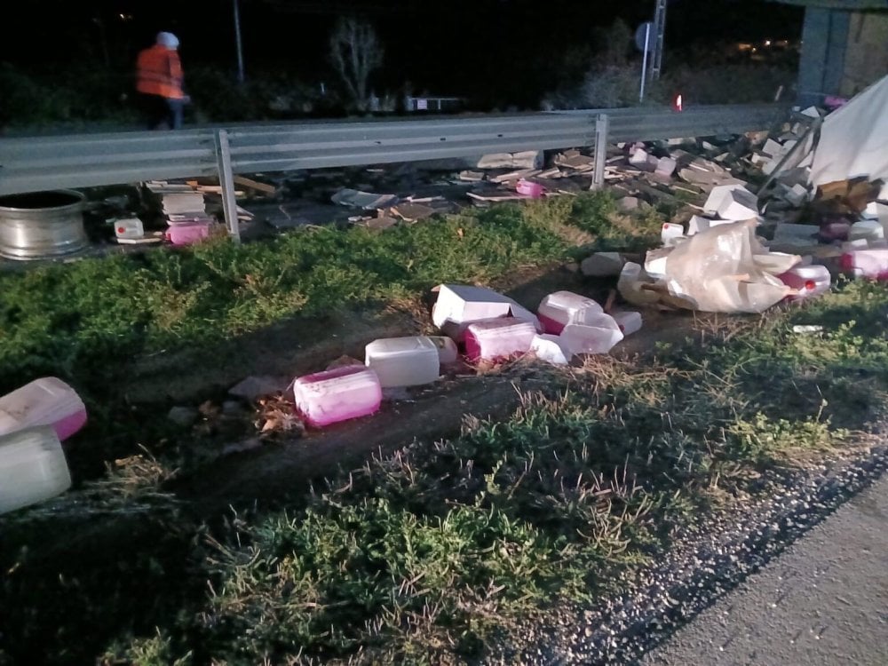 Amasya’da feci kaza: Tırın kupası şaha kalktı