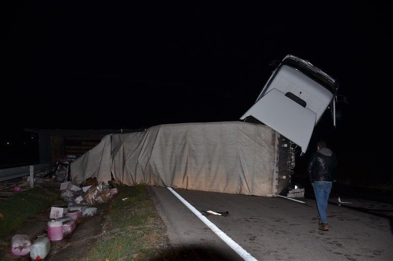 Amasya’da feci kaza: Tırın kupası şaha kalktı