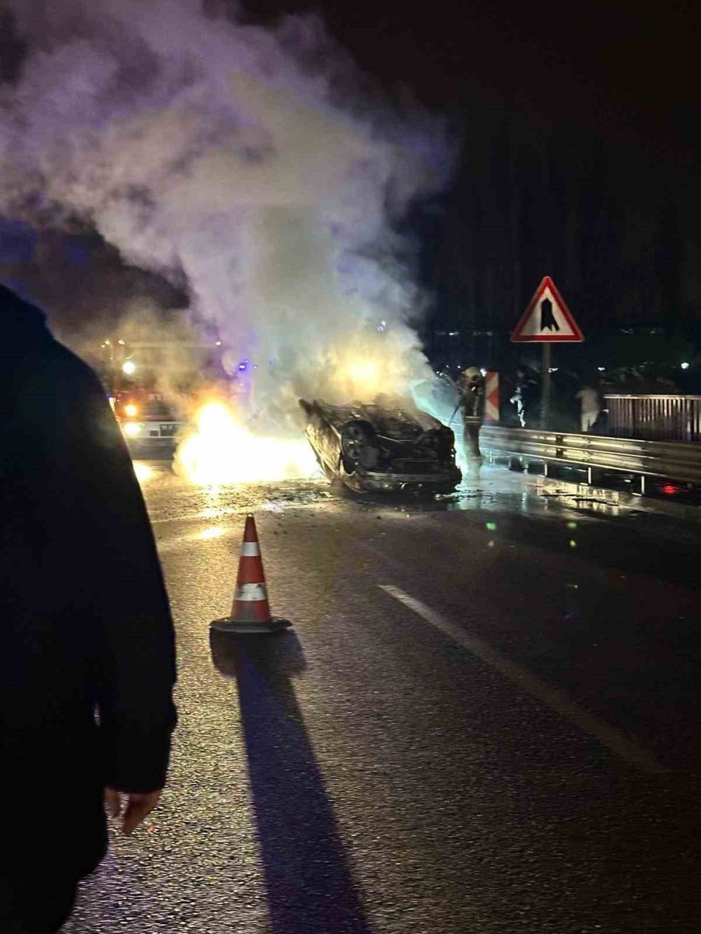 Ankara’da takla atan araç alevlere teslim oldu! 2 yaralı