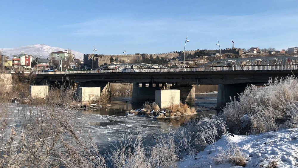 Ardahan’da soğuk hava etkisini gösterdi: Kura Nehri dondu