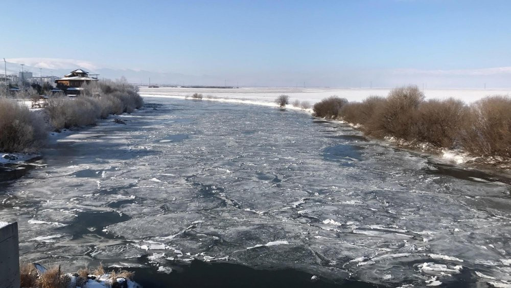 Ardahan’da soğuk hava etkisini gösterdi: Kura Nehri dondu