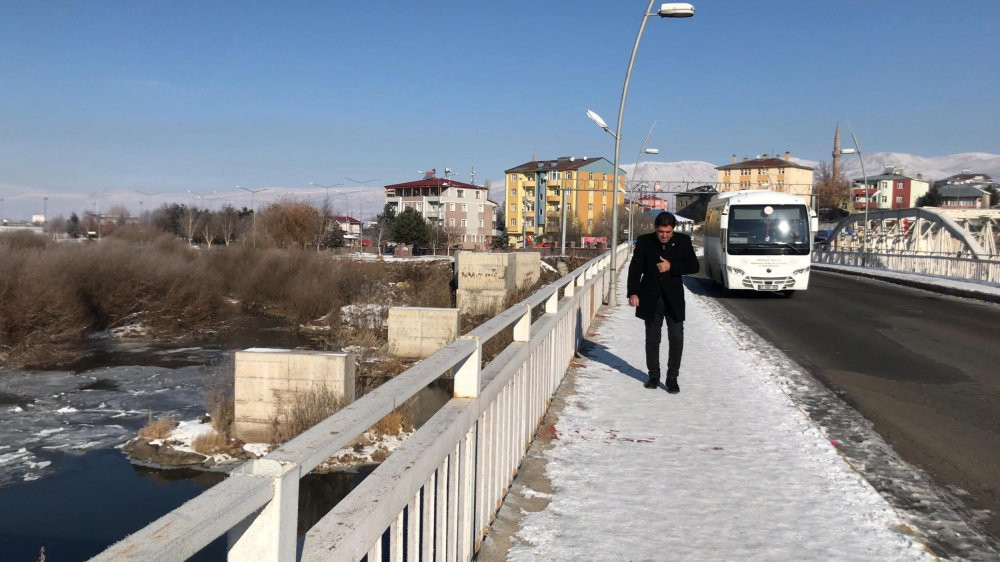 Ardahan’da soğuk hava etkisini gösterdi: Kura Nehri dondu