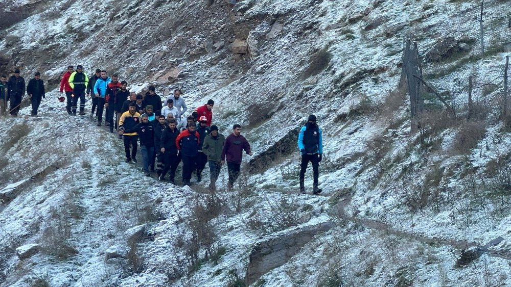 Hakkari’de çoban dengesini kaybetti, metrelerce aşağı düştü
