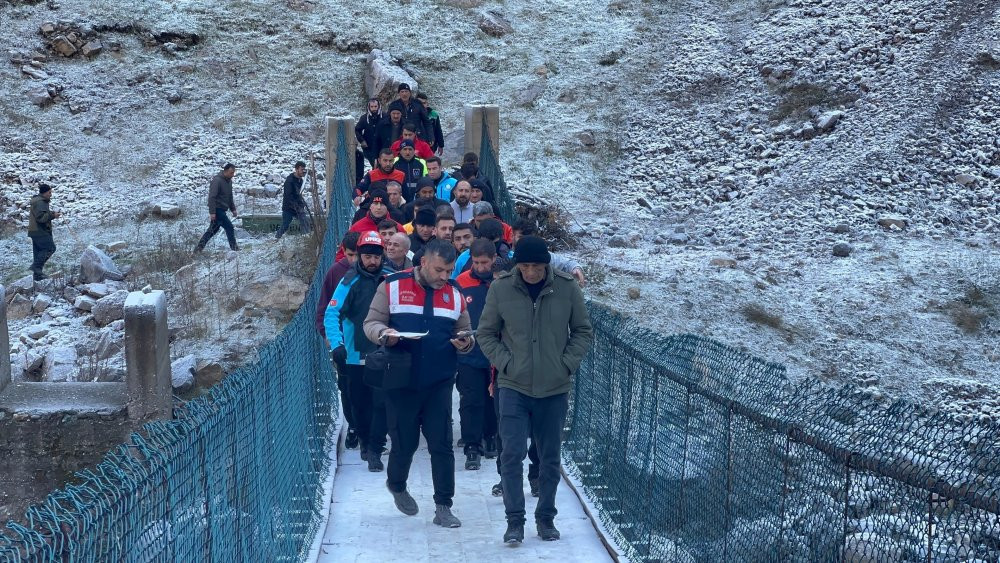 Hakkari’de çoban dengesini kaybetti, metrelerce aşağı düştü