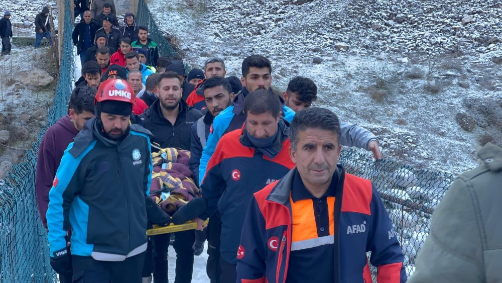 Hakkari’de çoban dengesini kaybetti, metrelerce aşağı düştü