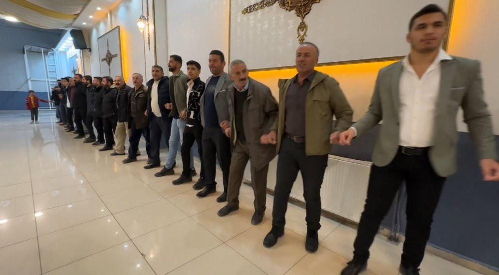 Hakkari’de halay çekerek kutladılar: Kurallara uyma sözünü yinelediler