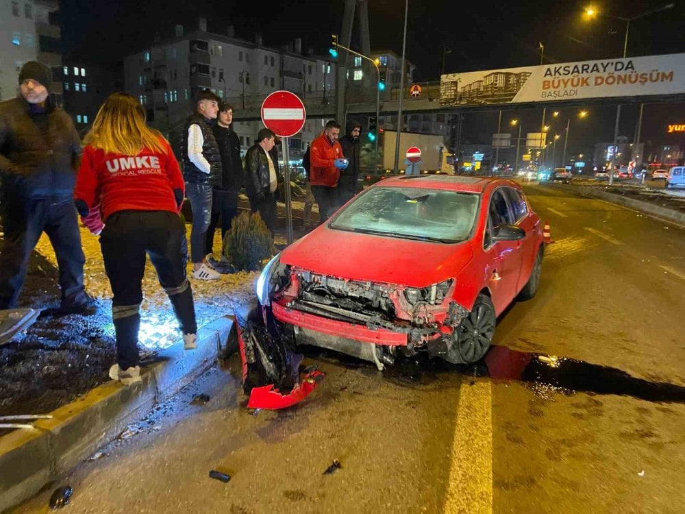 Kaza yapan sürücü hurdaya dönen araçtan inip kayboldu