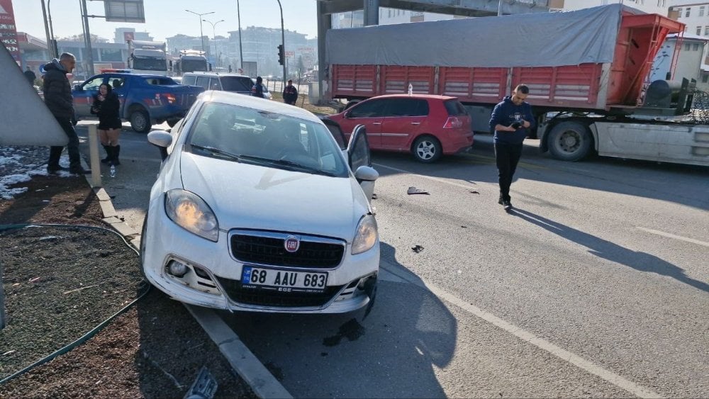 Aksaray’da 2 otomobil birbirine girdi: 1’i çocuk 2 kişi yaralandı