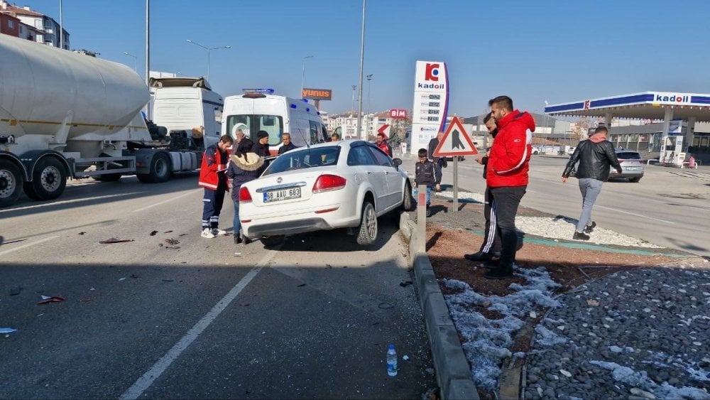 Aksaray’da 2 otomobil birbirine girdi: 1’i çocuk 2 kişi yaralandı