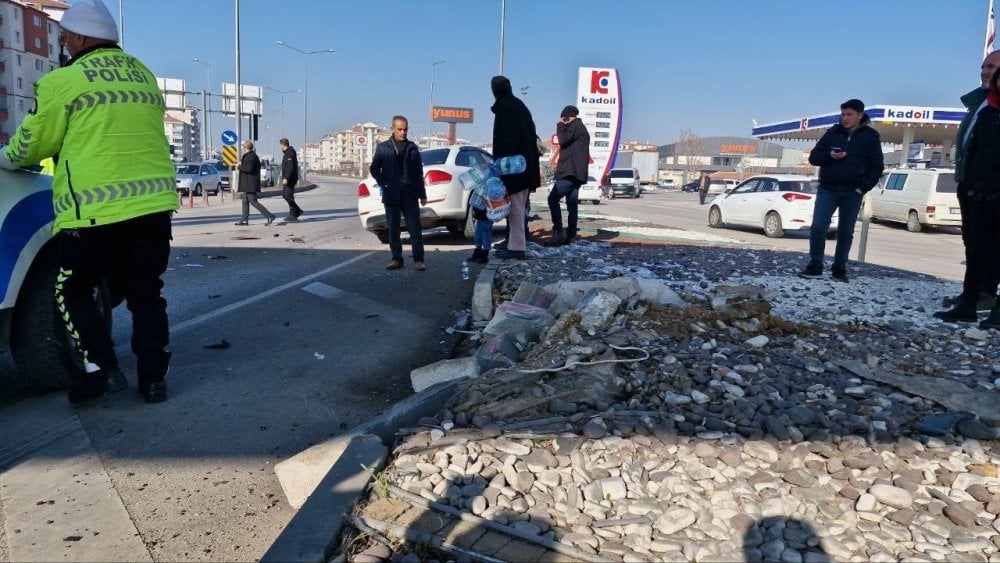 Aksaray’da 2 otomobil birbirine girdi: 1’i çocuk 2 kişi yaralandı