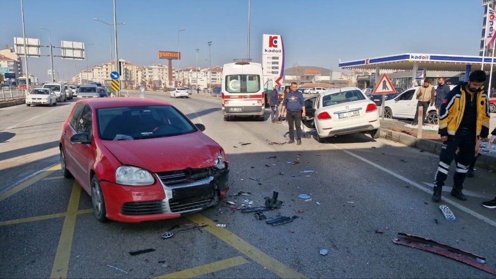 Aksaray’da 2 otomobil birbirine girdi: 1’i çocuk 2 kişi yaralandı