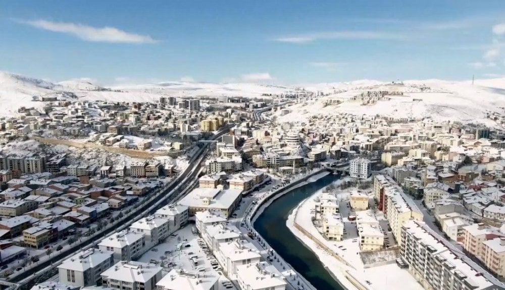 Bayburt kara teslim oldu: Çatı saçaklarındaki buz sarkıtları ekiplerce temizleniyor