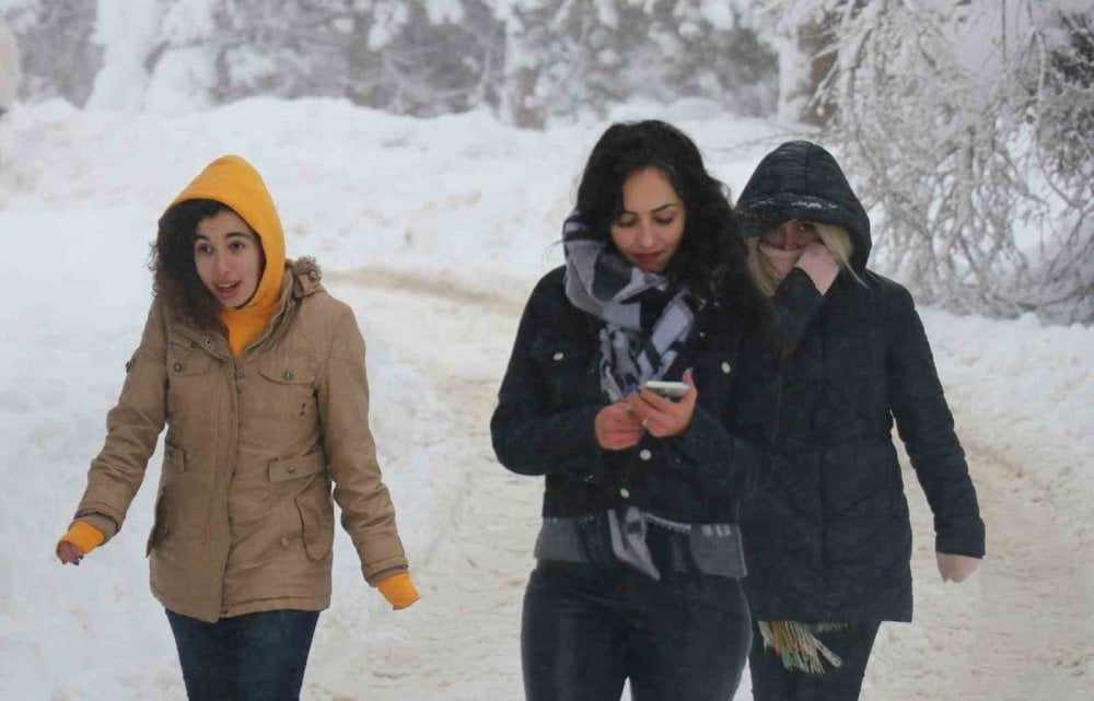 Bayburt kara teslim oldu: Çatı saçaklarındaki buz sarkıtları ekiplerce temizleniyor