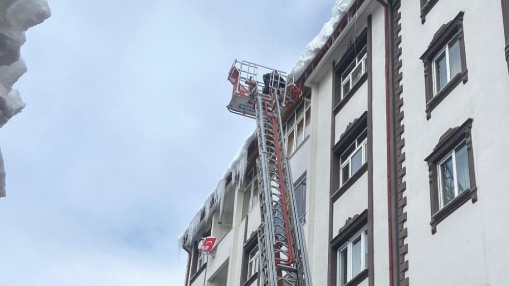 Bayburt kara teslim oldu: Çatı saçaklarındaki buz sarkıtları ekiplerce temizleniyor