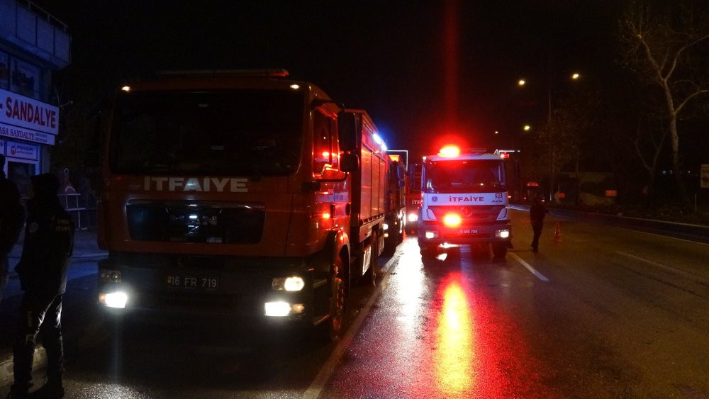 Bursa'da 8 katlı iş hanının çatısında yangın çıktı!