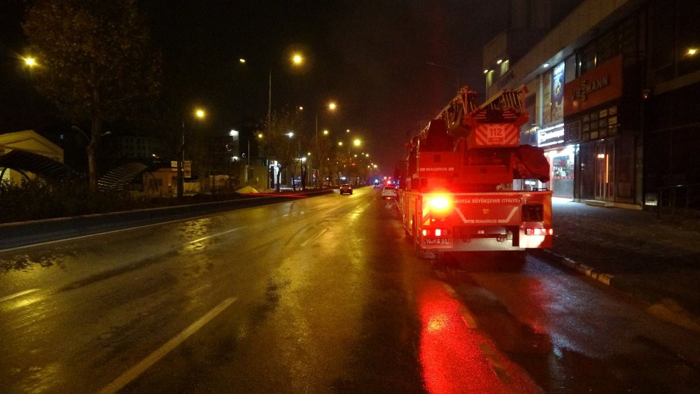 Bursa'da 8 katlı iş hanının çatısında yangın çıktı!