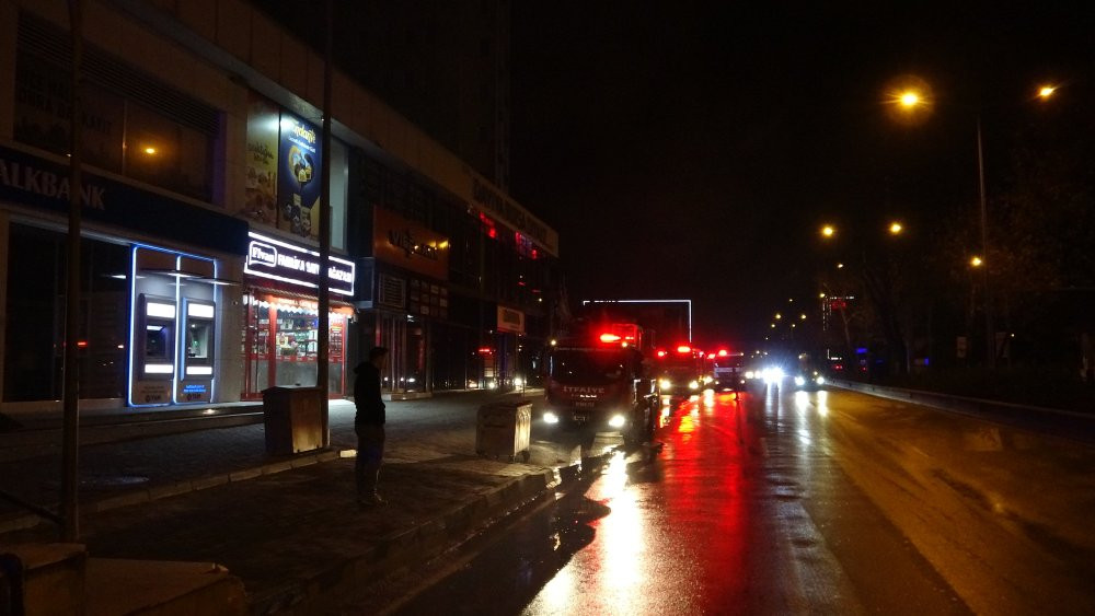 Bursa'da 8 katlı iş hanının çatısında yangın çıktı!