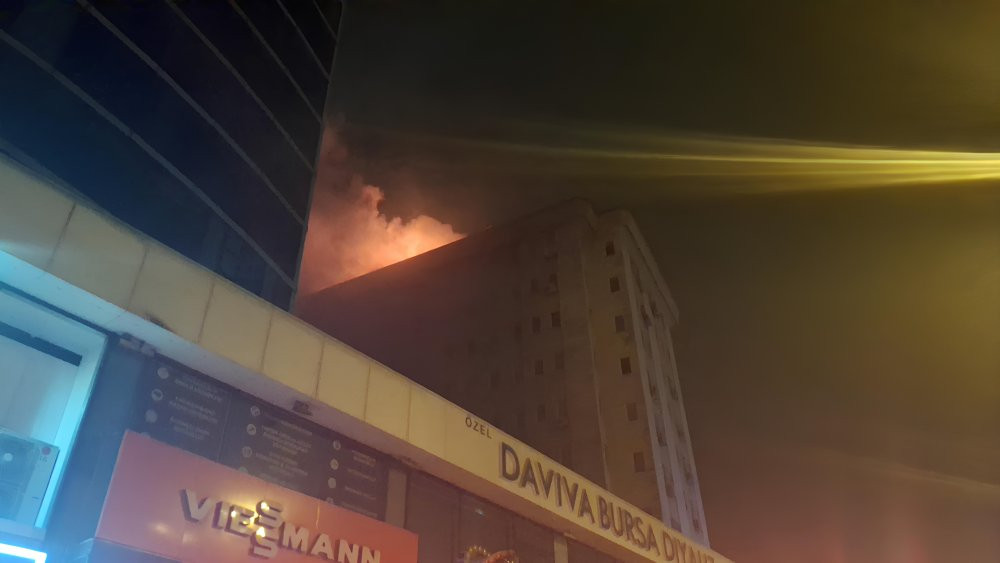 Bursa'da 8 katlı iş hanının çatısında yangın çıktı!