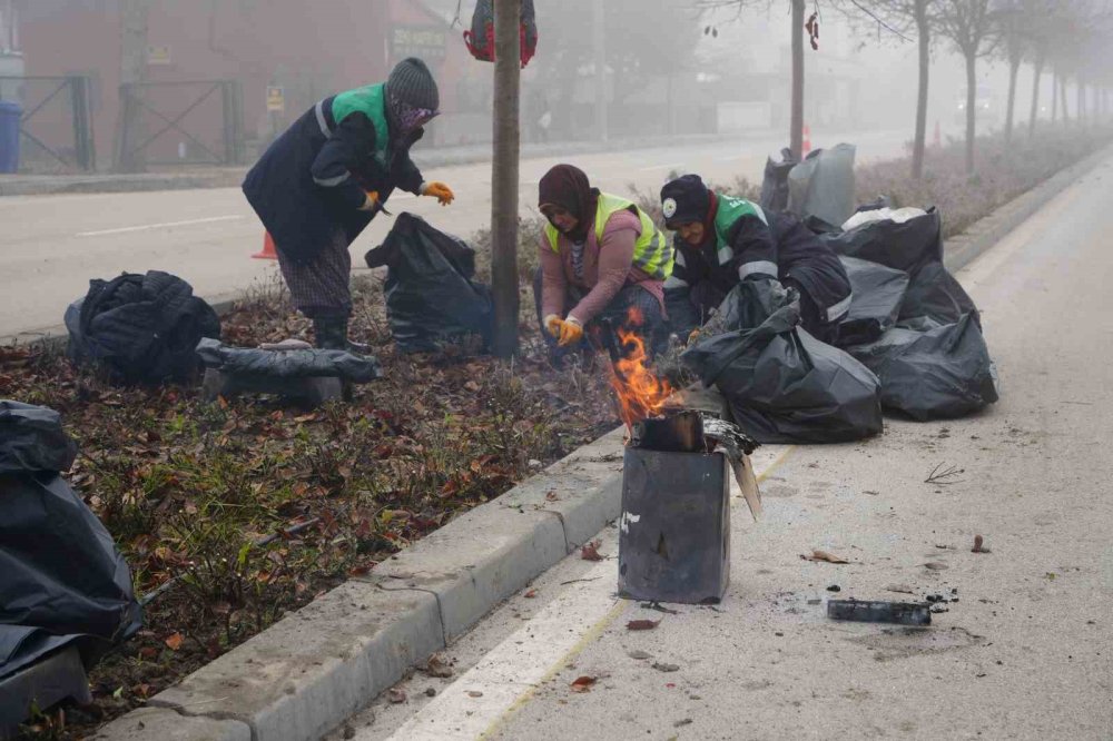 Emekçi kadınlar soğuk havaya rağmen çalışmalarına devam ediyor