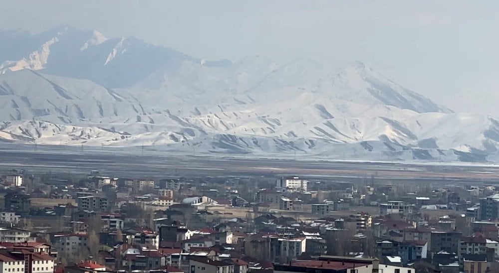 Yüksekova’da dağlar kara büründü