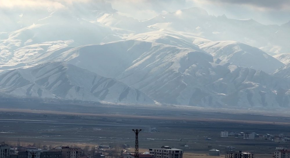 Yüksekova’da dağlar kara büründü