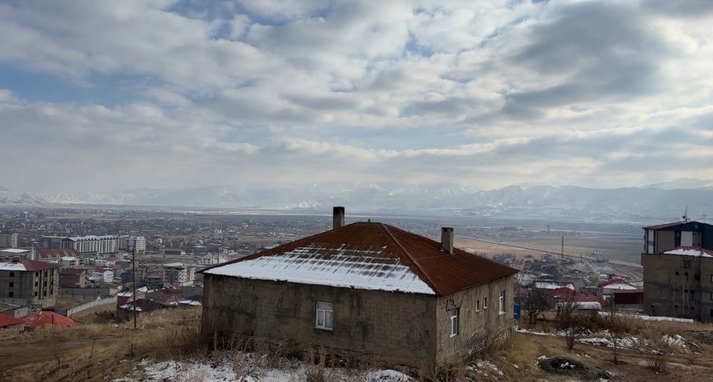 Yüksekova’da dağlar kara büründü