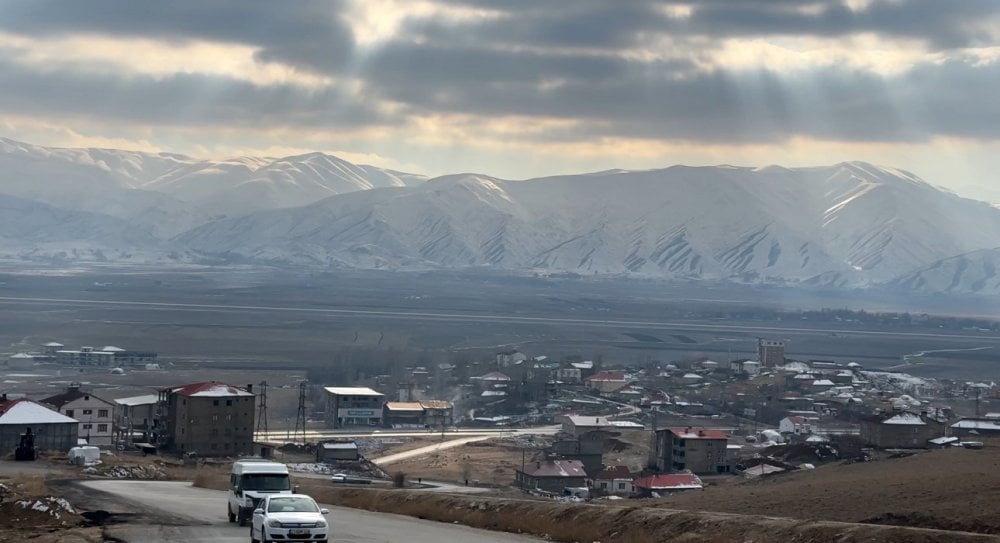 Yüksekova’da dağlar kara büründü