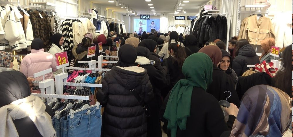 Bayburt’ta alışveriş izdihamı